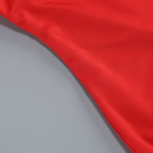 Primer plano de la textura de la tela acanalada roja de un vestido halter.