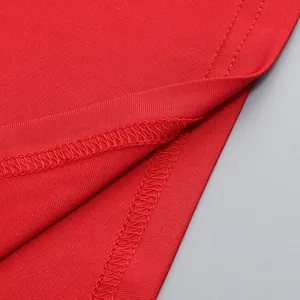 Vista detallada de las costuras limpias y la textura fina de la tela roja del vestido fruncido