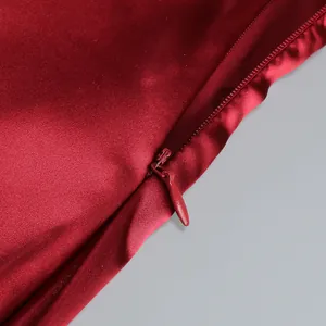 Detalle de primer plano de una cremallera invisible en un elegante vestido de raso rojo