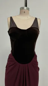 Detalle de corpiño de terciopelo y falda burdeos drapeada en un vestido de noche