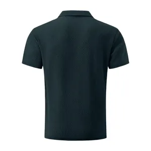 Vista posteriore di una polo da uomo in seta ghiacciata con trama a nido d'ape verde scuro