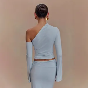 Elegante conjunto azul claro con top de un hombro y falda larga de talle alto para mujer