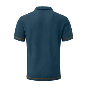 Vista trasera de un polo de punto para hombre con textura de canalé transpirable
