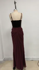 Vista posterior detallada de un elegante vestido de noche de terciopelo burdeos largo
