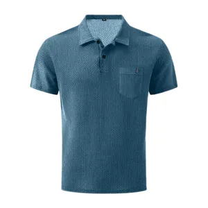Dettaglio ravvicinato di una polo da uomo in maglia a nido d'ape con taschino