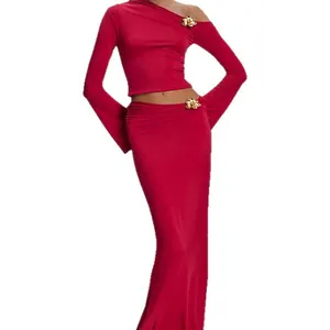 Elegante conjunto de falda roja de dos piezas con top asimétrico y flores en 3D.