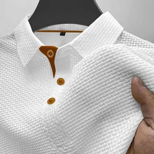 Primer plano detallado de polo blanco para hombre con tejido gofre y elasticidad