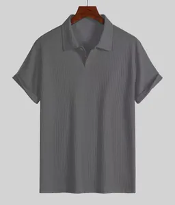 Detailansicht eines grauen Herren-Poloshirts mit vertikalen Streifen und Textur.