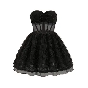 Detalle del elegante vestido palabra de honor negro con flores 3D, perlas y malla