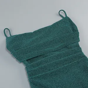 Détail d'une robe en maille scintillante avec bustier plissé et fines bretelles.
