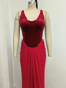 Detalle de vestido de noche rojo con corpiño de terciopelo y falda larga drapeada elegante