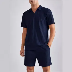Elegante completo da uomo due pezzi blu navy in maglia a coste con polo e shorts.