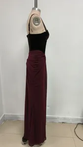 Vista lateral de un vestido de noche burdeos y terciopelo en un maniquí de costura