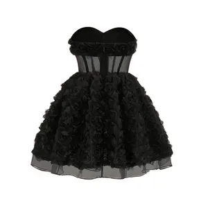 Detalle de minivestido negro palabra de honor con flores 3D y corpiño de malla