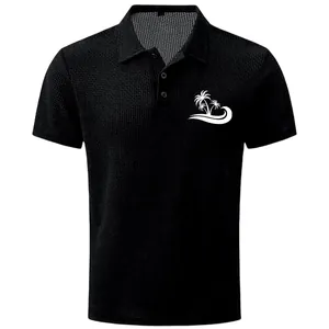 Detalle de polo negro para hombre con textura de gofre y estampado de palmera blanca