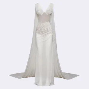 Elegante vestido de noche blanco con escote en V, capa larga y cintura plisada