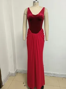 Vista detallada del corpiño de terciopelo rojo y la elegante falda drapeada del vestido