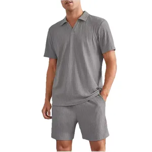 Completo casual estivo da uomo con polo a coste grigia e pantaloncini coordinati