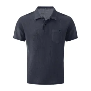 Vista frontale dettagliata di una polo da uomo grigio scuro in maglia a nido d'ape con tasca