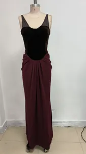 Detalle de vestido de noche bicolor de terciopelo con tirantes finos en un maniquí de costura