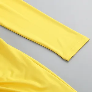Detalle de cerca que muestra el puño de la manga y la tela de este vestido amarillo fruncido