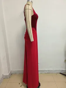 Perfil lateral de un vestido de noche rojo con espalda descubierta en maniquí.