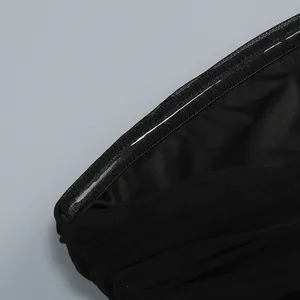 Primer plano de vestido palabra de honor negro con tira antideslizante de silicona.