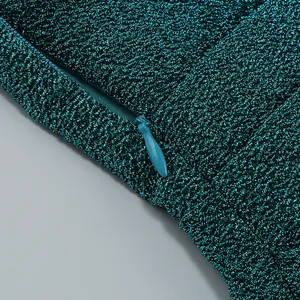 Gros plan sur un tissu plissé métallisé sarcelle avec fermeture éclair invisible