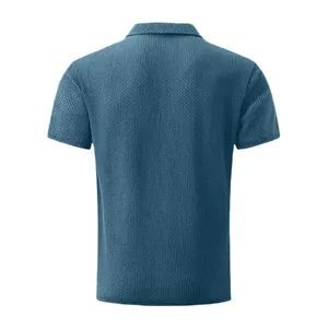 Vista posteriore dettagliata di una polo blu a maniche corte con trama in maglia a nido d'ape