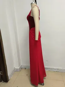 Vista lateral de un elegante vestido largo de noche rojo con la espalda descubierta