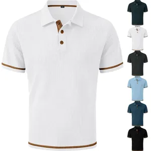 Detalle de polo de punto de seda helada blanca con textura acanalada y colores