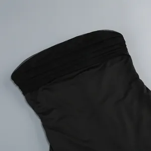 Primer plano del elegante escote plisado en un vestido de tubo negro sin tirantes para mujer