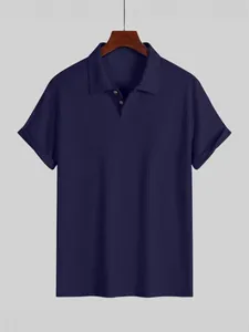 Dunkelblaues Herren-Sommer-Poloshirt mit kurzen Ärmeln und vertikaler Waffelstruktur