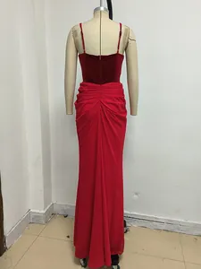 Vista trasera de un elegante vestido de noche rojo con tirantes finos y falda fruncida.