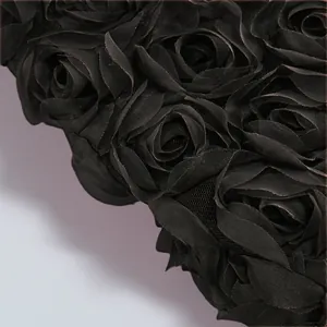 Primer plano de la textura de tela de rosas 3D negras sobre la base de malla del vestido