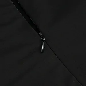 Primer plano del detalle de la cremallera invisible en un vestido corto negro elegante