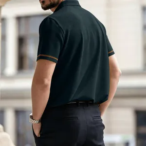 Vista posterior detallada de un polo de hombre verde oscuro con textura de gofre