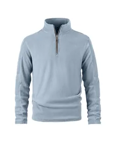 Detail van een lichtblauwe fleece trui met halve rits voor heren, warm en comfortabel