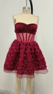 Detalle del vestido burdeos palabra de honor con corpiño de cuentas y falda 3D.