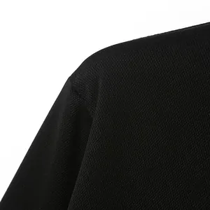 Primo piano del tessuto a maglia traspirante di alta qualità di una polo nera da uomo