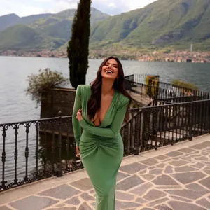 Elegante vestido largo verde salvia con cuello en V fruncido y mangas largas para dama