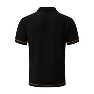 Vista trasera de un polo de punto negro para hombre de manga corta con costuras en contraste.
