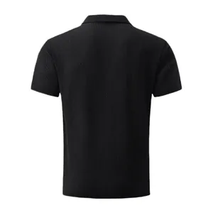 Vista posteriore dettagliata di una polo nera a maniche corte in maglia a nido d'ape.