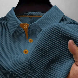 Vista detallada de un polo azul texturizado que muestra la elasticidad y la etiqueta XXL