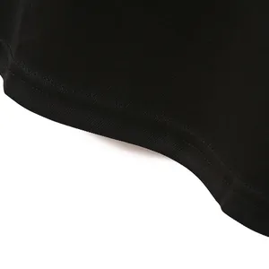 Primo piano macro che mostra le cuciture dettagliate e la trama del tessuto nero di una polo