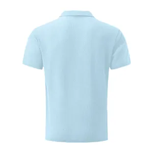 Vista posteriore di una polo celeste in maglia a nido d'ape a maniche corte