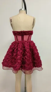 Vista detallada posterior de un vestido mini burdeos sin tirantes con pétalos 3D