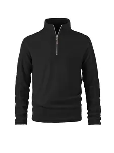 Detailweergave van een zwarte heren fleece trui met een halve rits aan de voorzijde