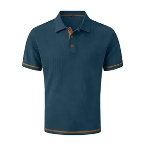 Textura detallada del polo de punto azul para hombre con tejido transpirable de seda de hielo