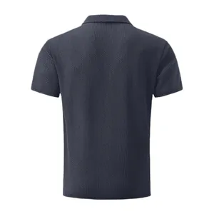 Vista posteriore di una polo da uomo a maniche corte in maglia a nido d'ape blu